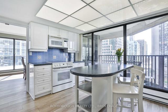 1318 - 55 Harbour Sq, Condo with 2 bedrooms, 2 bathrooms and 1 parking in Toronto ON | Image 2