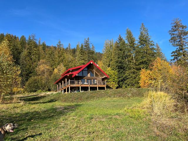 682 Lower Inonoaklin Rd, House detached with 3 bedrooms, 3 bathrooms and 10 parking in Central Kootenay K BC | Image 3