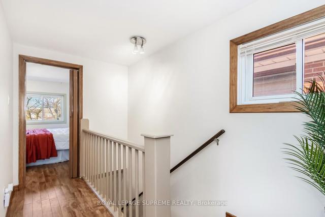 15 Bexley Cres, House detached with 2 bedrooms, 2 bathrooms and 3 parking in Toronto ON | Image 5