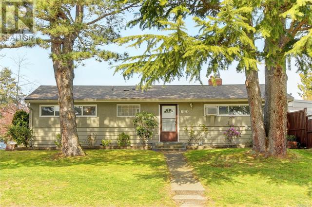 690 Baxter Ave, House detached with 4 bedrooms, 2 bathrooms and 3 parking in Saanich BC | Image 2