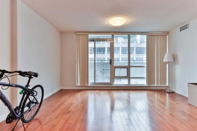 1003 - 263 Wellington St, Condo with 2 bedrooms, 1 bathrooms and 1 parking in Toronto ON | Image 16