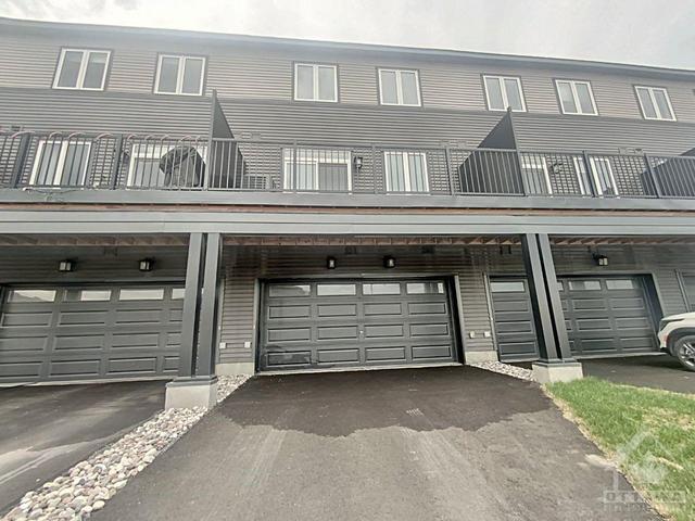 29 Lakepointe Drive, Townhouse with 3 bedrooms, 3 bathrooms and 5 parking in Ottawa ON | Image 1