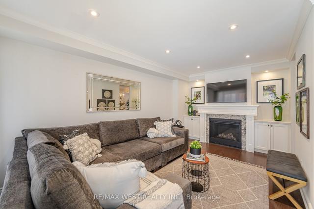 29 Tanzini Dr, House detached with 3 bedrooms, 4 bathrooms and 6 parking in Caledon ON | Image 2