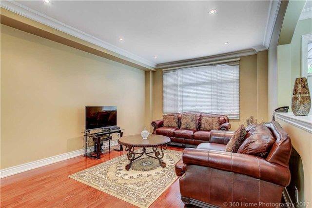 1068 Eastmount Ave, House detached with 3 bedrooms, 4 bathrooms and 4 parking in Mississauga ON | Image 4