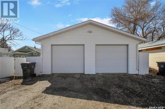 259 5th Avenue Se, House detached with 4 bedrooms, 2 bathrooms and null parking in Swift Current SK | Image 2
