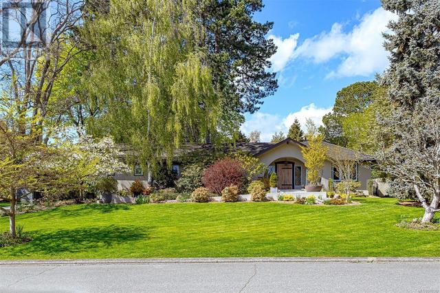 3098 Midland Rd, House detached with 4 bedrooms, 3 bathrooms and 8 parking in Oak Bay BC | Image 3