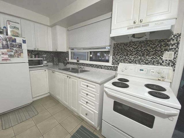 61 Fleetwood Cres, Townhouse with 3 bedrooms, 2 bathrooms and 1 parking in Brampton ON | Image 6