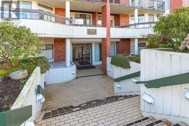 107 - 2119 Oak Bay Ave, Condo with 2 bedrooms, 2 bathrooms and 1 parking in Oak Bay BC | Image 3