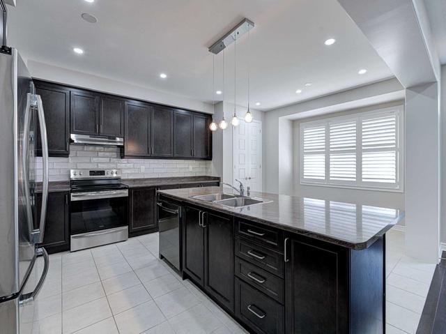 1380 Basswood Cres, House detached with 4 bedrooms, 3 bathrooms and 6 parking in Milton ON | Image 2