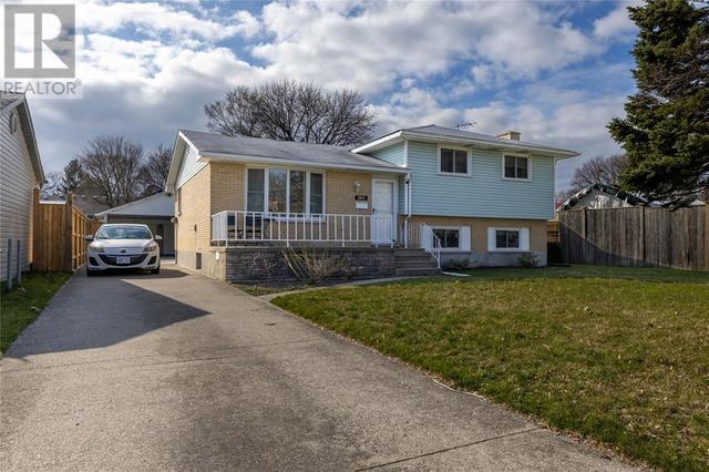 1541 Colborne Road, House detached with 3 bedrooms, 1 bathrooms and null parking in Sarnia ON | Image 2