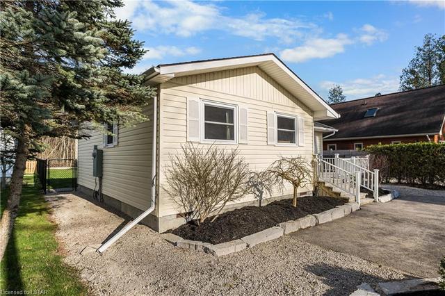 7 Andrews Cres E/S, House detached with 2 bedrooms, 1 bathrooms and 6 parking in Central Huron ON | Image 15