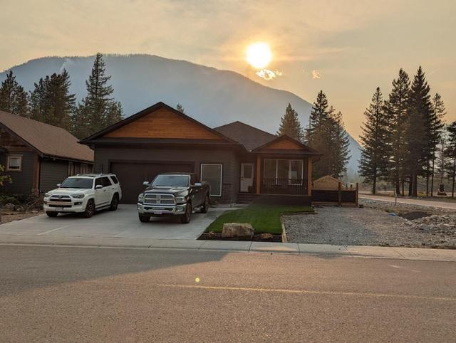 2081 Golden Eagle Drive, House detached with 3 bedrooms, 2 bathrooms and null parking in Sparwood BC | Image 1