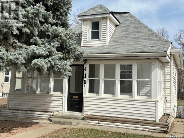 410 5th Street Ne, House detached with 2 bedrooms, 1 bathrooms and null parking in Weyburn SK | Image 1