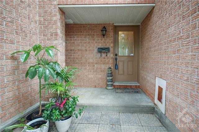 6354 Sablewood Place, Townhouse with 3 bedrooms, 3 bathrooms and 3 parking in Ottawa ON | Image 3