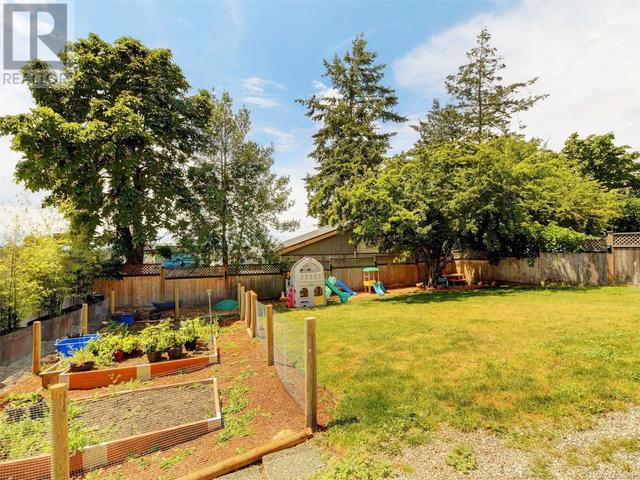 723 Lavender Ave, House detached with 6 bedrooms, 3 bathrooms and 8 parking in Saanich BC | Image 26