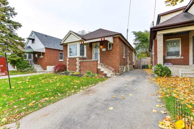 63 Tragina Ave South Ave, House detached with 2 bedrooms, 1 bathrooms and 2 parking in Hamilton ON | Image 2