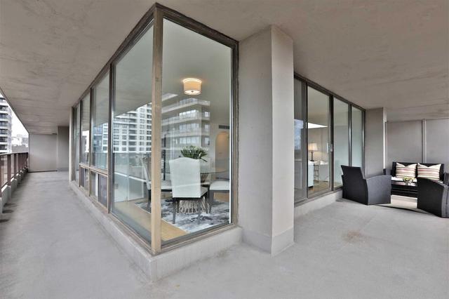 606 - 20 Avoca Ave, Condo with 2 bedrooms, 2 bathrooms and 1 parking in Toronto ON | Image 2