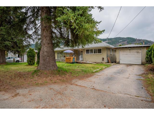 745 11th Avenue, House detached with 3 bedrooms, 2 bathrooms and 3 parking in Montrose BC | Image 23