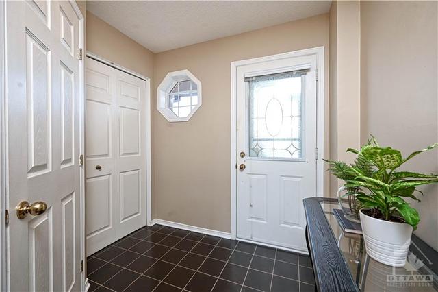 892 Paradise Crescent, Townhouse with 3 bedrooms, 2 bathrooms and 3 parking in Ottawa ON | Image 3