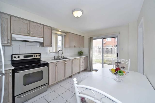 24 Thurso Clse, House semidetached with 3 bedrooms, 2 bathrooms and 3 parking in Vaughan ON | Image 3