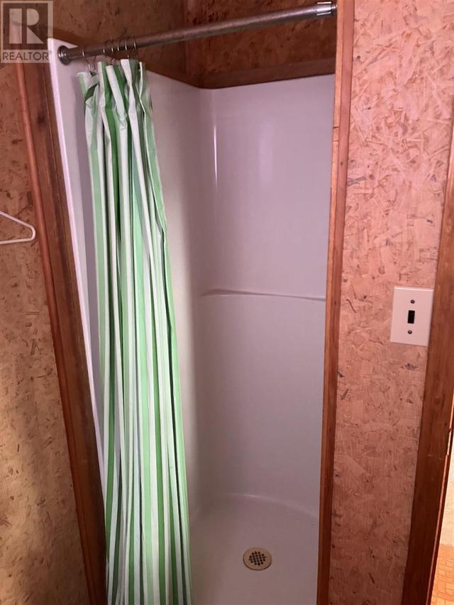 Cabin 10 - bath | Image 37