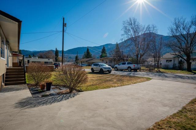 760 9th Avenue, House detached with 3 bedrooms, 2 bathrooms and 5 parking in Montrose BC | Image 4