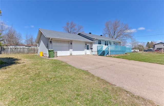 10 Mohns Avenue, House detached with 3 bedrooms, 2 bathrooms and 4 parking in Petawawa ON | Image 2