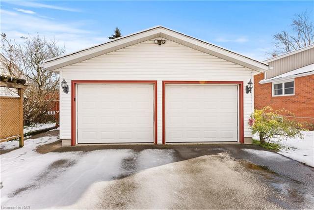 7962 Booth Street, House detached with 2 bedrooms, 2 bathrooms and 8 parking in Niagara Falls ON | Image 6