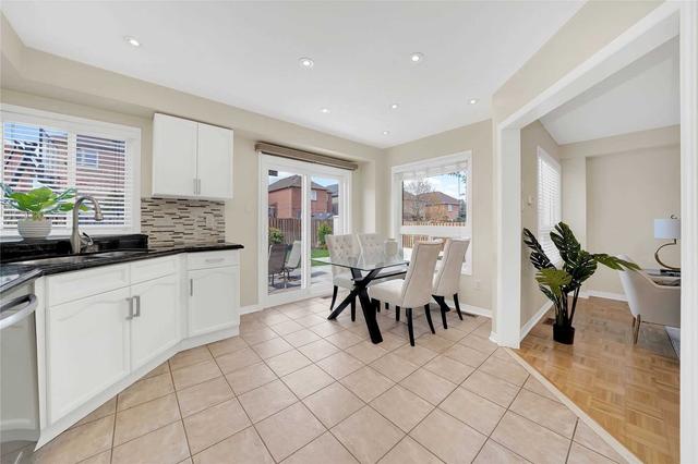 27 Kayla Cres, House detached with 3 bedrooms, 4 bathrooms and 5 parking in Vaughan ON | Image 6
