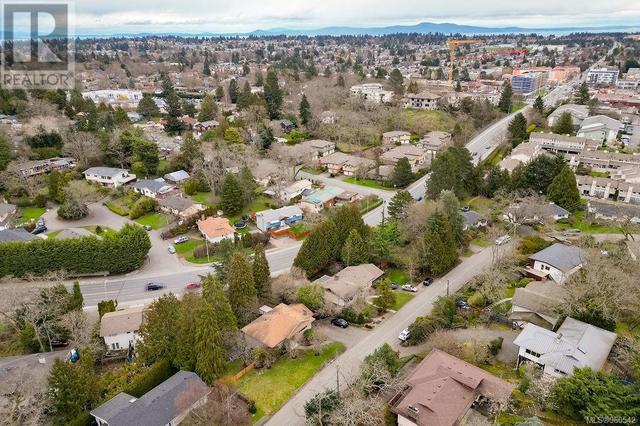 3945 Shorncliffe Rd, House detached with 6 bedrooms, 2 bathrooms and 5 parking in Saanich BC | Image 40
