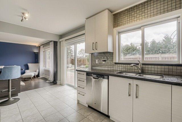 34 Cumbrian Crt, House detached with 3 bedrooms, 2 bathrooms and 4 parking in Brampton ON | Image 3