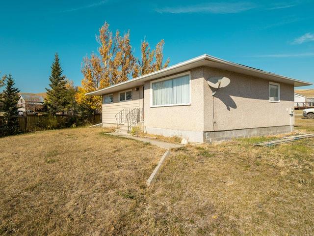 601 Chinook Crescent, House detached with 3 bedrooms, 1 bathrooms and 4 parking in Pincher Creek No. 9 AB | Image 12