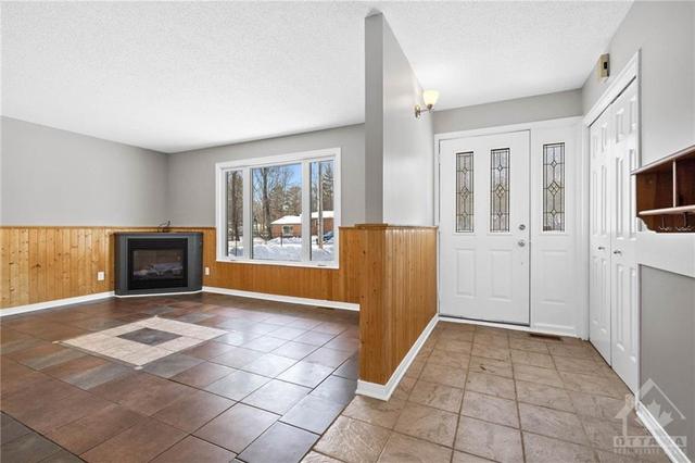 130 Woods Road, House detached with 4 bedrooms, 3 bathrooms and 4 parking in Ottawa ON | Image 3