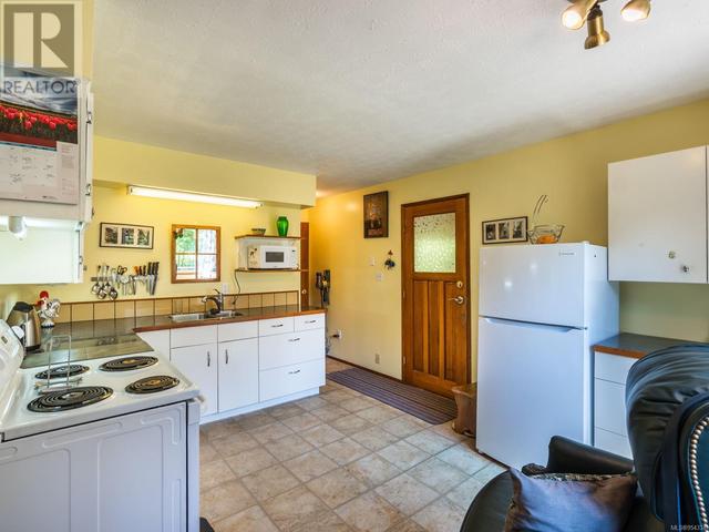 1454 Milstead Rd, House detached with 2 bedrooms, 2 bathrooms and 3 parking in Strathcona B BC | Image 13