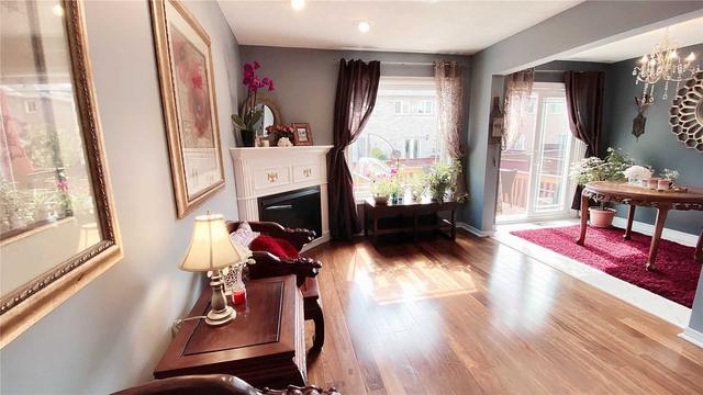 836 Applecroft Circ, House semidetached with 3 bedrooms, 3 bathrooms and 3 parking in Mississauga ON | Image 2