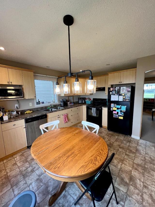 4829 53 Avenue, Home with 3 bedrooms, 1 bathrooms and 2 parking in Valleyview AB | Image 4