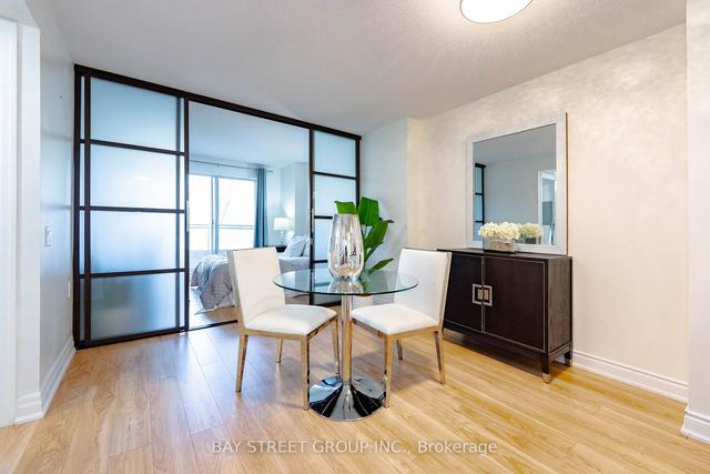209 - 21 Hillcrest Ave, Condo with 2 bedrooms, 1 bathrooms and 1 parking in Toronto ON | Image 3