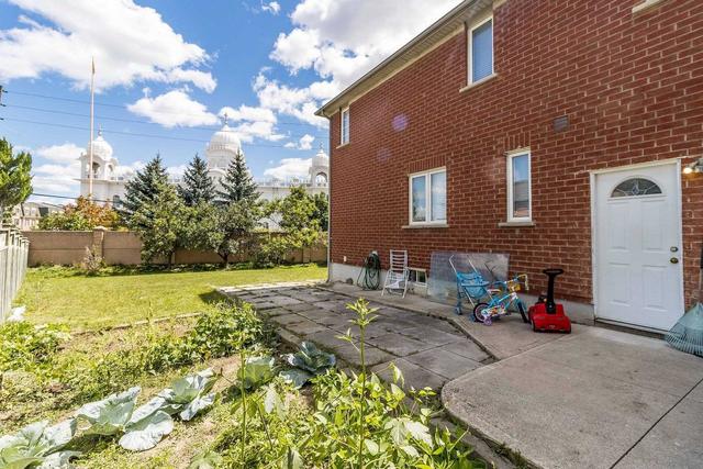 40 Domenico Cres, House detached with 3 bedrooms, 4 bathrooms and 4 parking in Brampton ON | Image 14