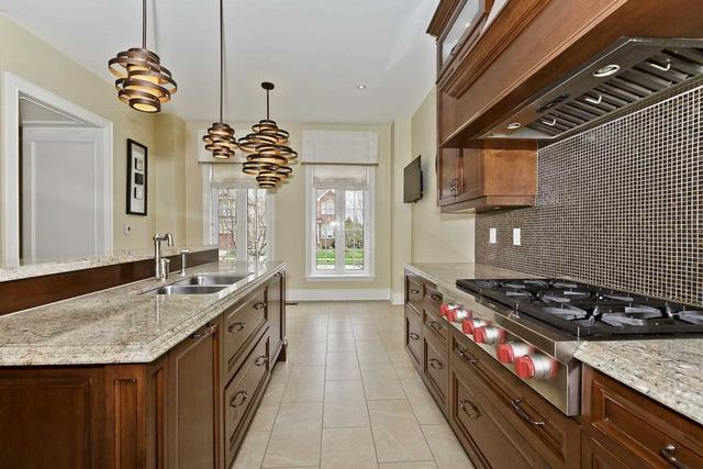 939 Silverthorn Mill Ave, House detached with 4 bedrooms, 6 bathrooms and 9 parking in Mississauga ON | Image 3