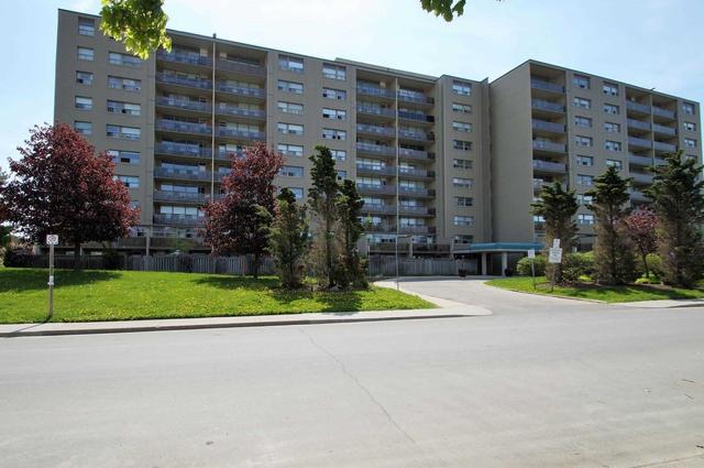 914 - 15 Nicklaus Dr, Condo with 2 bedrooms, 1 bathrooms and 1 parking in Hamilton ON | Card Image