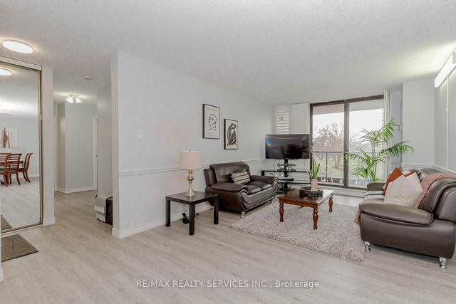 303 - 21 Knightsbridge Rd, Condo with 2 bedrooms, 1 bathrooms and 2 parking in Brampton ON | Image 2