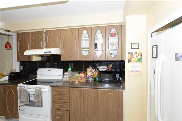 7 Kimberley Cres, Townhouse with 3 bedrooms, 4 bathrooms and 2 parking in Brampton ON | Image 5