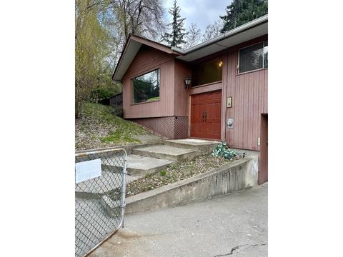 2302 Sixth Avenue, House detached with 3 bedrooms, 2 bathrooms and null parking in Trail BC | Card Image