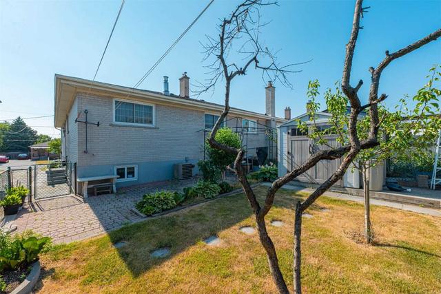 20 Newlin Cres, House semidetached with 3 bedrooms, 2 bathrooms and 2 parking in Toronto ON | Image 27