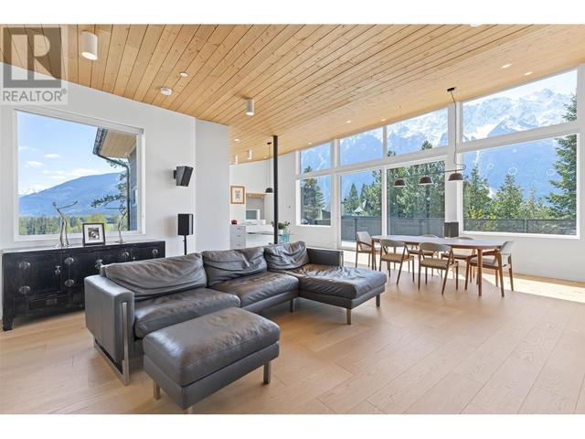 1764 Pinewood Drive, House detached with 5 bedrooms, 5 bathrooms and 5 parking in Pemberton BC | Image 6