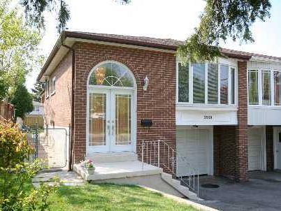 3519 Oakglade Cres, Home with 2 bedrooms, 1 bathrooms and 2 parking in Mississauga ON | Image 1