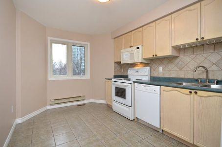 8 - 36 Clansman Tr, Townhouse with 3 bedrooms, 2 bathrooms and 2 parking in Mississauga ON | Image 2