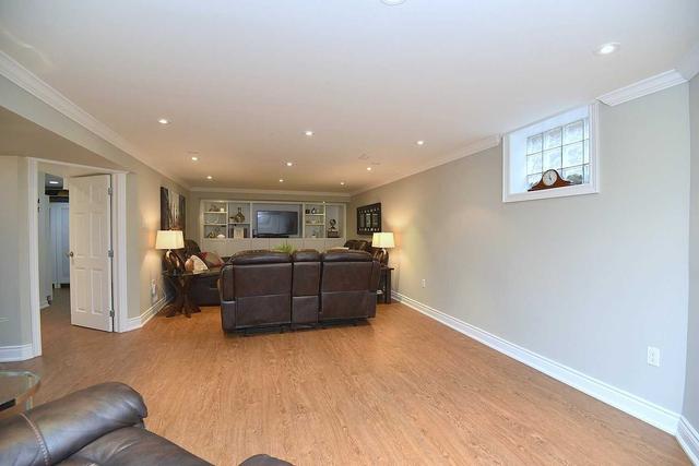 657 Thornwood Ave, House detached with 3 bedrooms, 2 bathrooms and 6 parking in Burlington ON | Image 16
