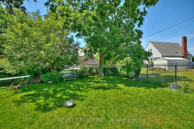 8 Pelham Rd E, House other with 5 bedrooms, 3 bathrooms and 3 parking in St. Catharines ON | Image 4
