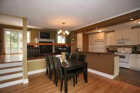 2055 Worthington Dr, House attached with 4 bedrooms, 2 bathrooms and 3 parking in Oakville ON | Image 3